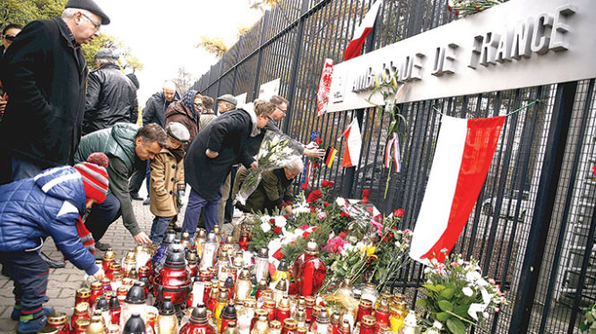 Cả thế giới chia buồn với nước Pháp. Úc, Ba Lan và Ấn Độ tưởng niệm các nạn nhân
