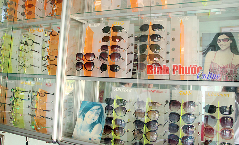 Thật kh&oacute; chọn được chiếc k&iacute;nh tốt v&agrave; đ&uacute;ng gi&aacute; trước rừng k&iacute;nh như thế n&agrave;y