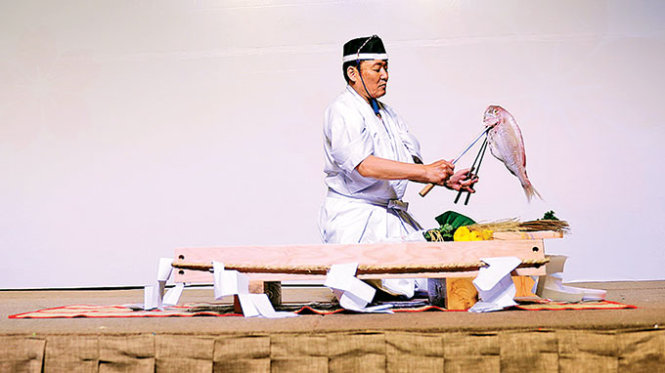 Ông Kazuo Nishiyama trình diễn nghi lễ dao (nghi lễ lóc cá chỉ với dao và đũa) tại Lễ hội ẩm thực Nhật Bản 2015 - Ảnh: Thanh Tùng