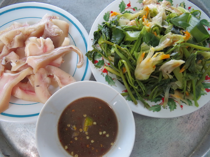 Rau nghệ luộc chung với rau lang ăn kèm với thịt heo luộc chấm mắm nêm Sa Huỳnh - Ảnh: Minh Kỳ