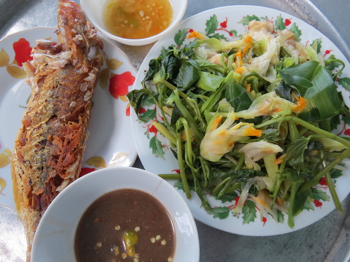 Vào những ngày mưa, bữa cơm của nhiều cư dân Sa Huỳnh luôn hiện diện món rau nghệ luộc chung với rau lang - Ảnh: Minh Kỳ