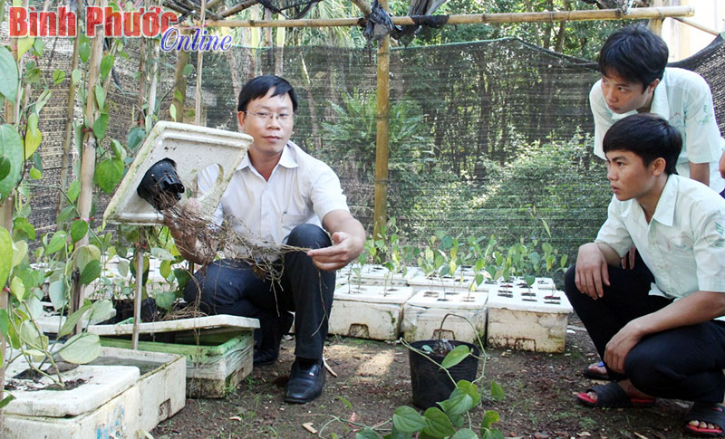 Thạc sĩ  Lê Văn Trường cùng học sinh tại vườn thực nghiệm