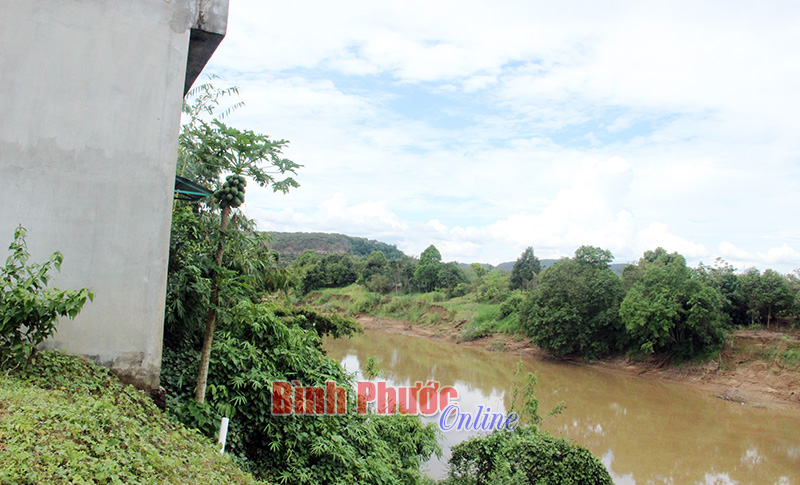 Sông Đồng Nai đoạn qua xã Đăng Hà đã có chỗ tiến sát nhà dân