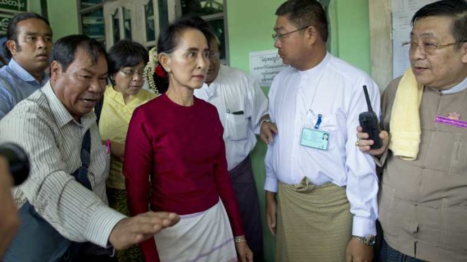 Bà Aung San Suu Kyi (giữa) đến một điểm bỏ phiếu ở Yangon - Ảnh:AFP