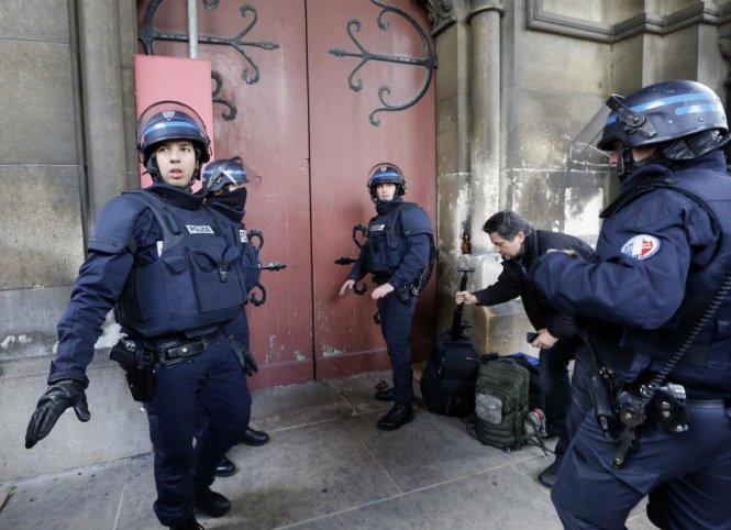 Cảnh sát bố ráp nghi can khủng bố ngày 18-11 tại Saint-Denis, gần Paris. Ảnh: Reuters.