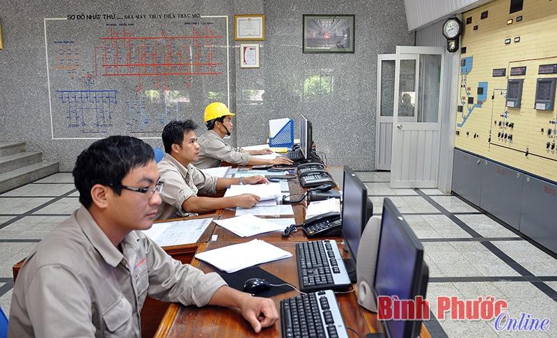 Cán bộ, kỹ sư phòng điều khiển trung tâm của nhà máy trong giờ làm việc