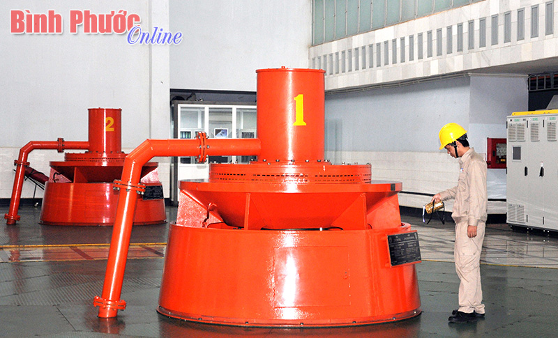 Cán bộ kỹ thuật nhà máy kiểm tra hoạt động của máy trong gian máy tại cao trình 117m (so với mực nước biển)