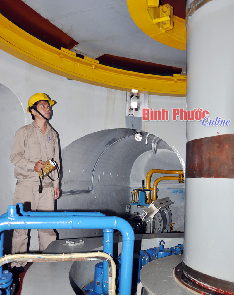 Kỹ sư Nguyễn Văn Chí Công kiểm tra, bảo trì thiết bị tại hầm tua bin