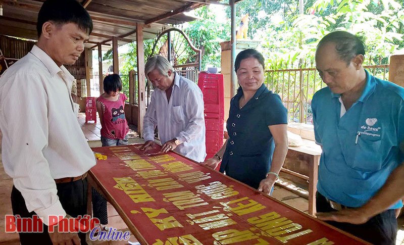 Anh Đinh Như Dũng (ngoài cùng bên trái) và mọi người chuẩn bị Ngày hội đại đoàn kết toàn dân tộc của thôn Thanh Long