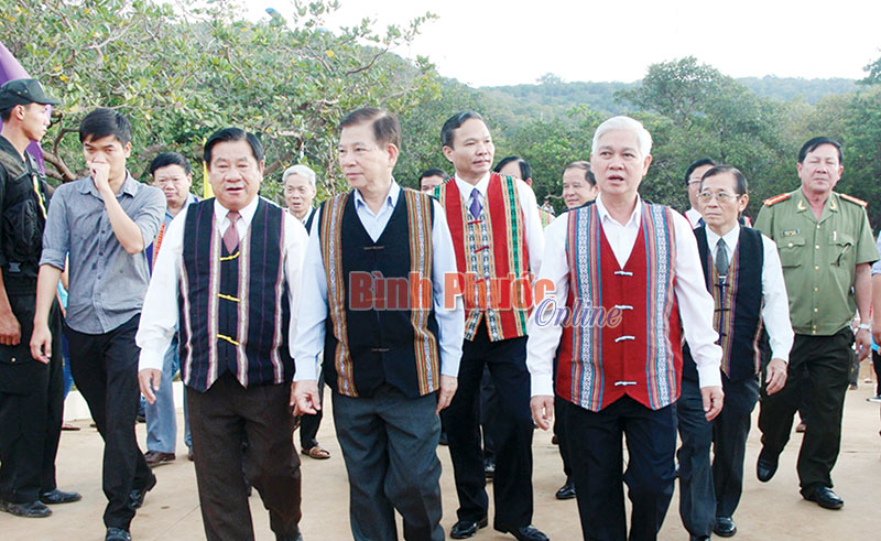 Nguyên Chủ tịch nước Nguyễn Minh Triết (giữa) và các đồng chí lãnh đạo tỉnh thăm Khu bảo tồn văn hóa dân tộc S’tiêng sóc Bom Bo