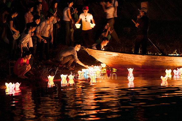 &nbsp;7 l&ecirc;̃ h&ocirc;̣i Vi&ecirc;̣t Nam được giới thiệu tr&ecirc;n b&aacute;o Anh&nbsp; 