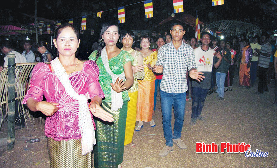 Không chỉ trong dịp lễ, hội mà trong đời sống thường ngày của người Khơme, điệu múa lâm thôn cũng đều góp mặt 