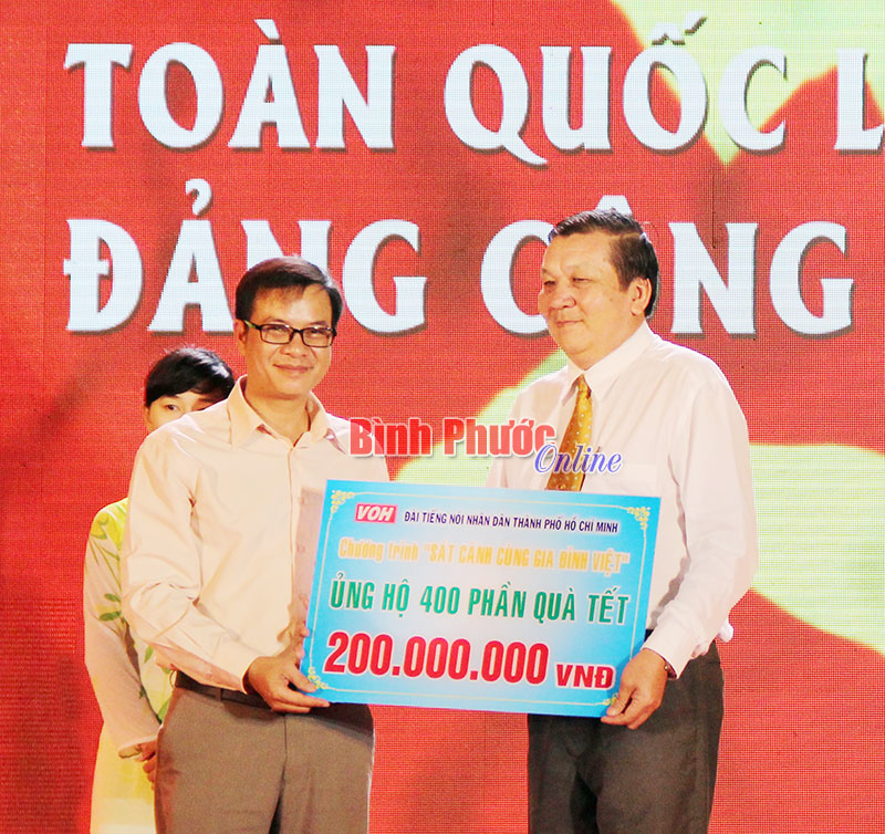 Đài tiếng nói nhân dân TP. Hồ Chí Minh ủng hộ 400 phần quà trị giá 200 triệu đồng giúp người nghèo vui xuân đón tết