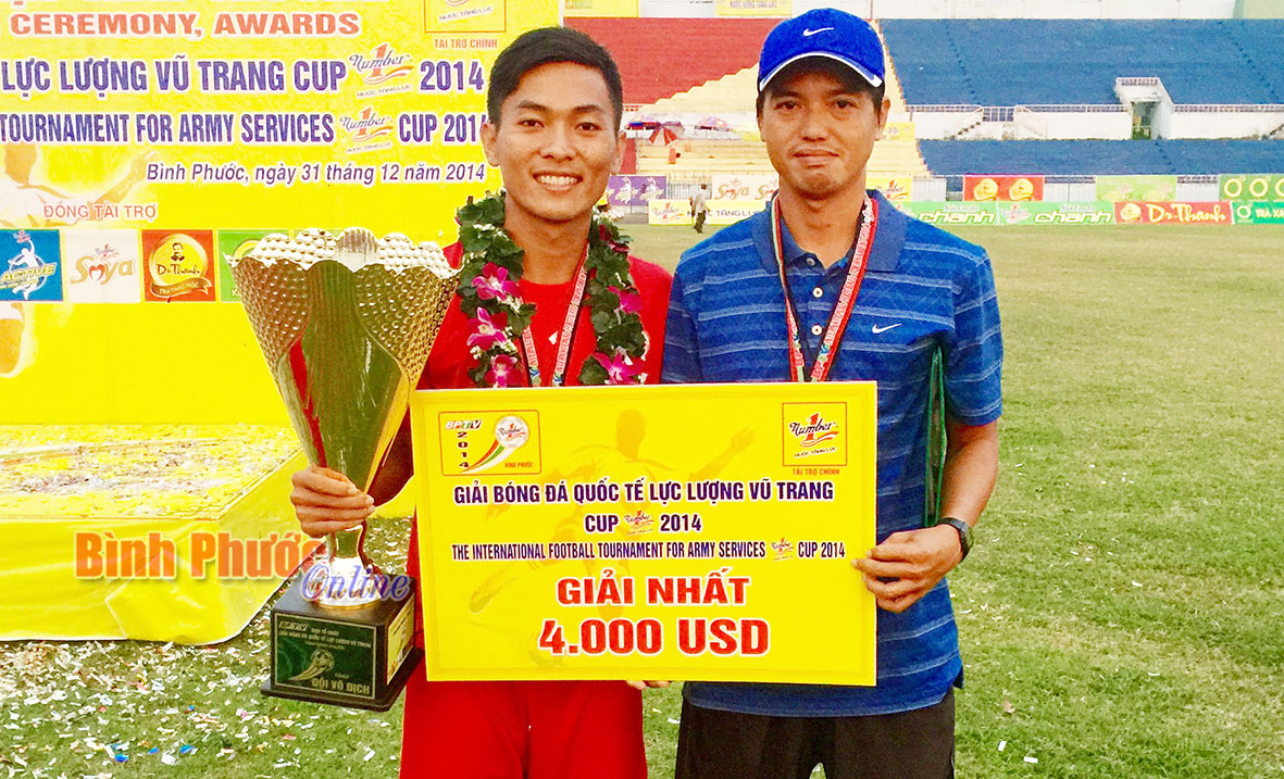 HLV Thanh Xuân (bên trái) chung vui với cầu thủ Bình Dương