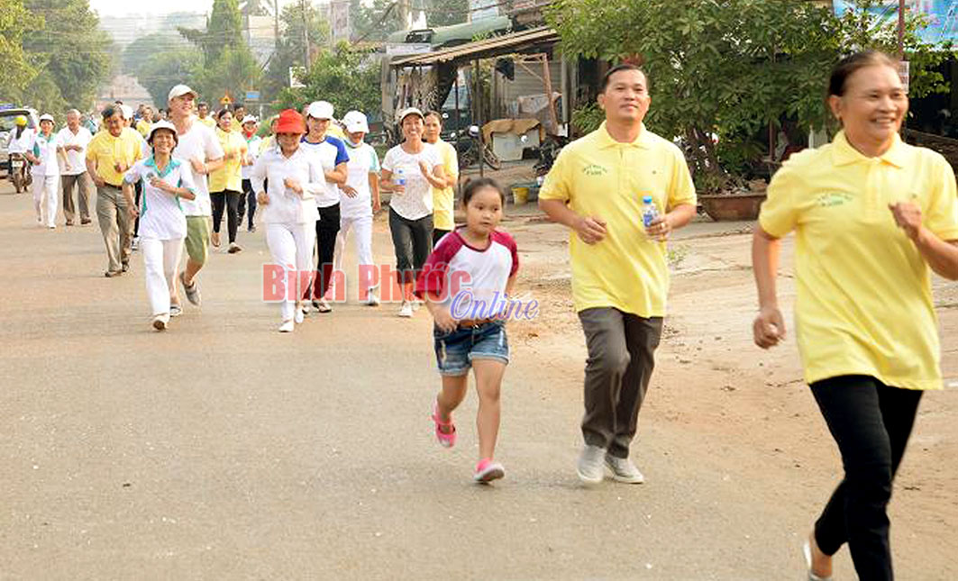 Nhân dân thị xã Bình Long tham gia Ngày chạy Olympic năm 2016 - Ảnh: V.Dũng