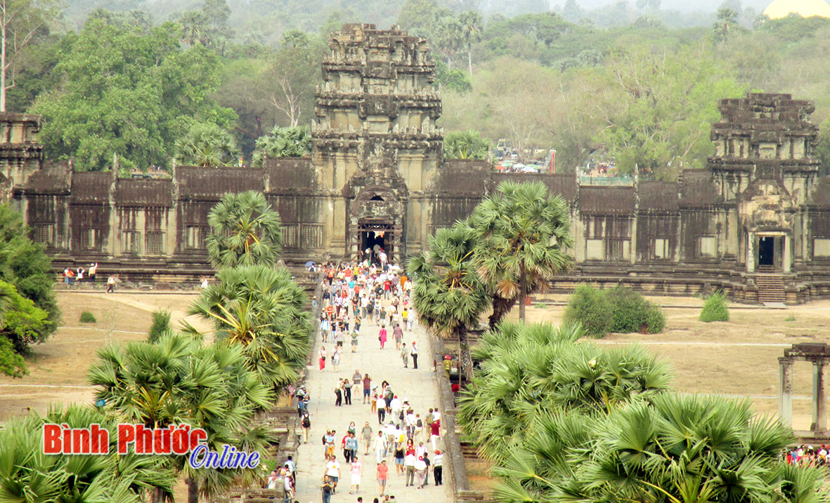 Du khách tham quan Angkor Wat