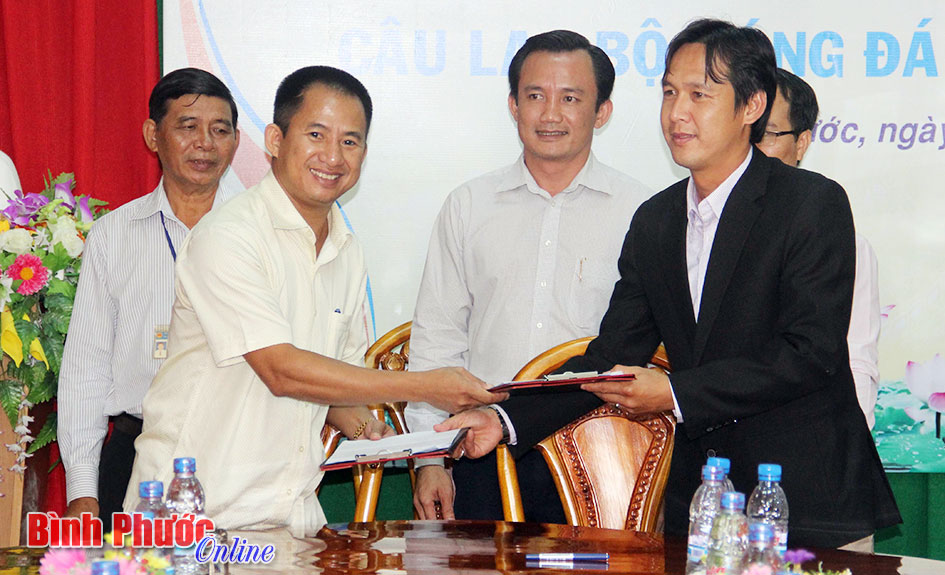 Đại diện lãnh đạo Trung tâm thể dục – thể thao tỉnh ký hợp đồng với cựu tuyển thủ Nguyễn Minh Phương