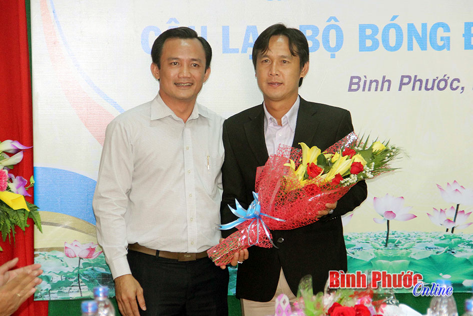 Phó giám đốc Sở VH-TT&DL Võ Quốc Thắng tặng hoa chúc mừng tân Giám đốc kỹ thuật của CLB bóng đá Bình Phước Nguyễn Minh Phương