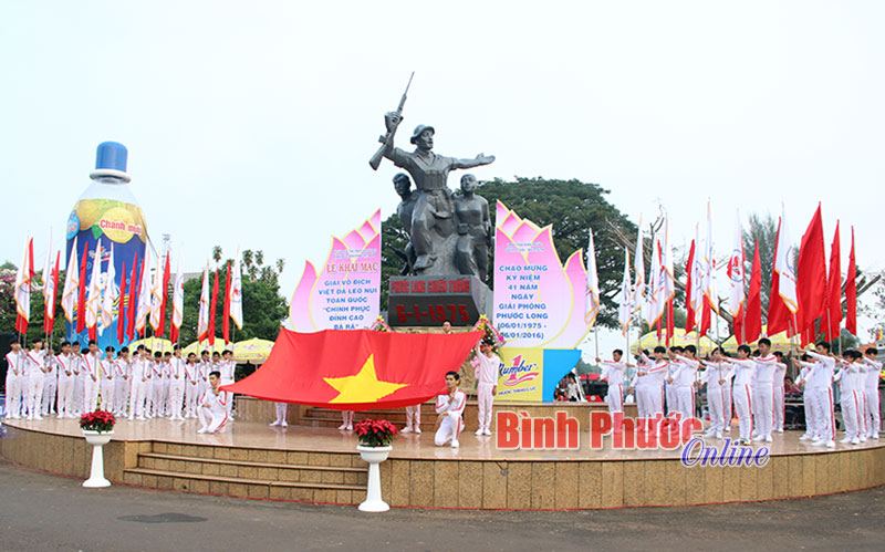 Lễ rước cờ trước tượng đài chiến thắng Phước Long vào sáng ngày 6-1