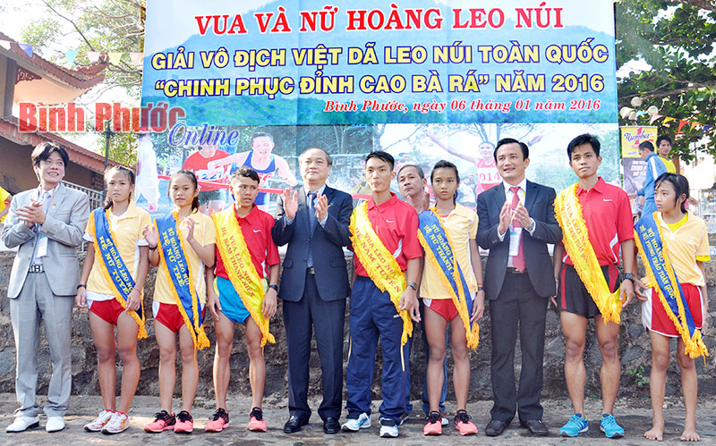 Thành viên Ban tổ chức trao áo và danh hiệu vua và nữ hoàng leo núi cho các vận động viên