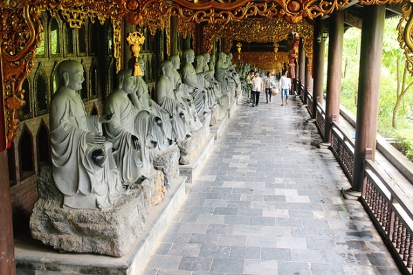 Ng&ocirc;i ch&ugrave;a nhiều kỷ lục nhất Việt Nam