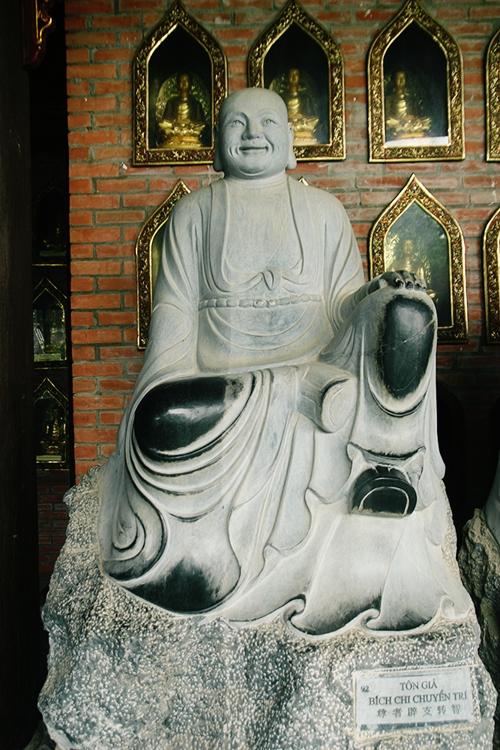 Ng&ocirc;i ch&ugrave;a nhiều kỷ lục nhất Việt Nam