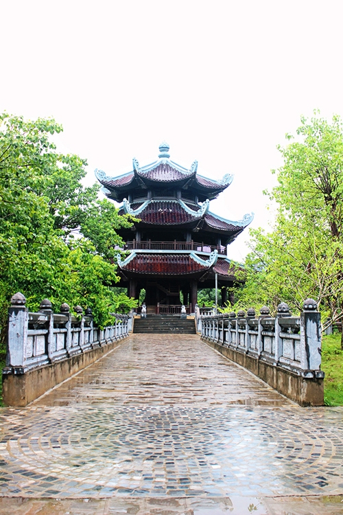 Ng&ocirc;i ch&ugrave;a nhiều kỷ lục nhất Việt Nam