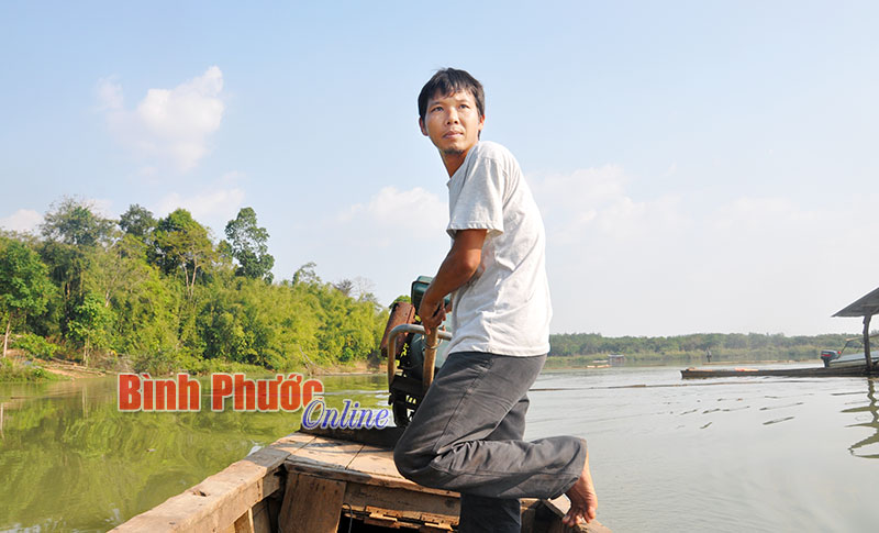 Anh Nguyễn Văn Hiền tuần tra, bảo vệ rừng Bù Đốp trên tuyến đường sông