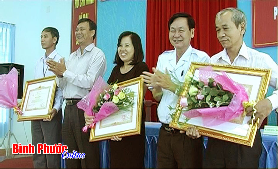 Giám đốc Sở Nội vụ Nguyễn Thành Chương trao bằng khen của Thủ tướng Chính phủ cho các cá nhân có nhiều thành tích trong phong trào thi đua yêu nước
