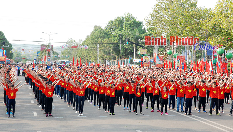 700 đoàn viên thanh niên là học sinh Trường THPT Hùng Vương và Trường THPT Nguyễn Du trình diễn những màn múa dân vũ "Trái tim Việt Nam” và “Nối vòng tay lớn" đầy ấn tượng