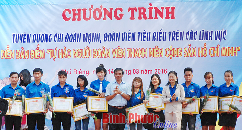 Bí thư Tỉnh đoàn Tôn Ngọc Hạnh và Phó ban Tổ chức Tỉnh ủy Phạm Hùng Sơn trao giấy khen cho các chi đoàn có thành tích xuất sắc trong công tác đoàn