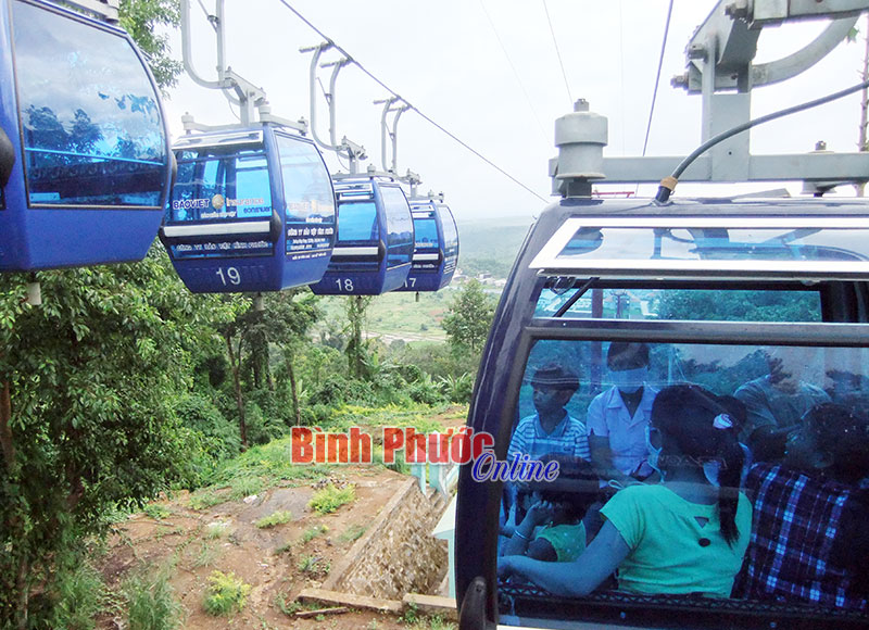 Kh&aacute;ch thập phương l&ecirc;n đỉnh n&uacute;i B&agrave; R&aacute; du xu&acirc;n bằng c&aacute;p treo - Ảnh: S.H