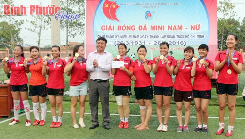 Ban tổ chức trao giải nhất bóng đá mini nữ cho Đài Phát thanh và Truyền hình Bình Phước