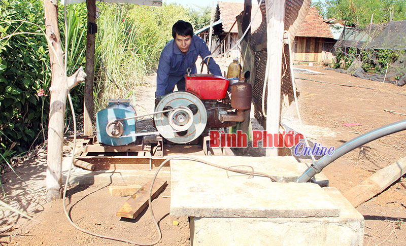 Điện yếu, gia đình anh Liêu Văn Thì ở ấp 5, xã Thanh Hòa phải dùng máy nổ để tạo nguồn điện bơm nước giếng khoan