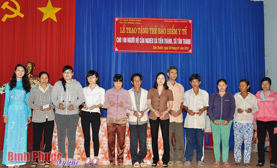 Niềm vui của hộ nghèo khi được nhân thẻ BHYT 