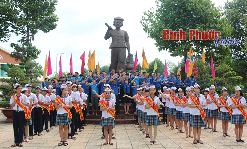 Thị đoàn Bình Long huy động đoàn viên, thanh niên và thiếu niên nhi đồng viếng Tượng đài anh hùng liệt sĩ thiếu niên Kim Đồng