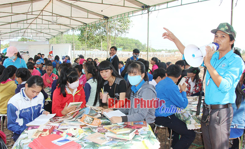 Trung tâm Hỗ trợ thanh niên công nhân phối hợp với Huyện đoàn Chơn Thành và Thư viện tỉnh tổ chức thư viện lưu động tại Khu công nghiệp Chơn Thành nhằm đem sách đến với đoàn viên, thanh niên công nhân