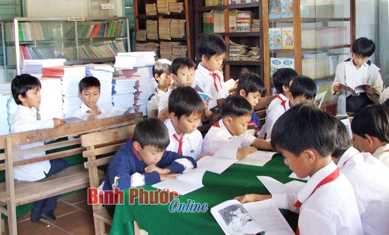 Học sinh Tiểu học Thiện Hưng A đọc sách tại thư viện trường