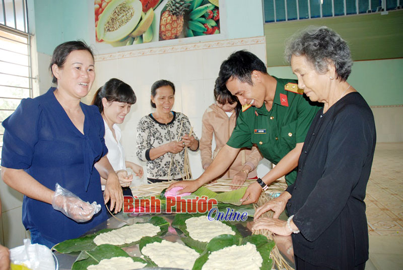 Những chiếc bánh ấm tình quân dân