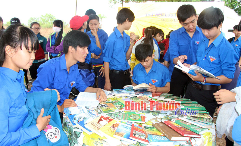 Đoàn viên thanh niên tham gia ngày hội đọc sách, truy cập internet miễn phí