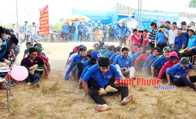 Các đội đại diện cho công ty, trường học, đoàn cơ sở trên địa bàn huyện Chơn Thành tham gia cuộc thi đua thuyền trên cạn
