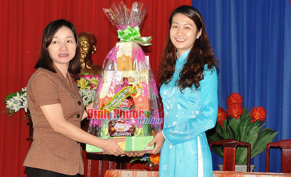 Bà Bùi Thị Minh Thúy, Phó Chủ tịch UBND thị xã Đồng Xoài tặng quà và thư cảm ơn cho Ngân hàng HDBank Bình Phước.