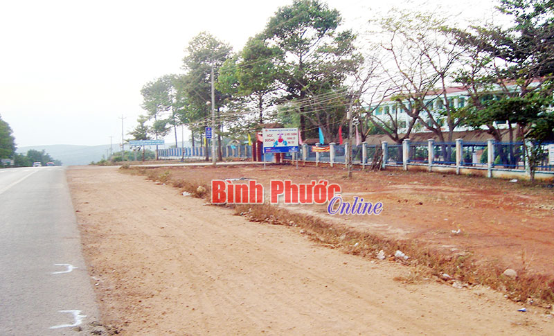 QL14 đoạn trước cổng Trường THCS Nguyễn Trường Tộ không có mương thoát nên khi mưa làm ngập sân trường