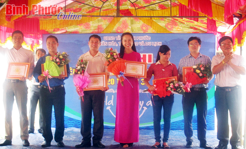 Ban tổ chức trao giải cho c&aacute;c c&aacute; nh&acirc;n, tập thể đoạt giải tại hội thi