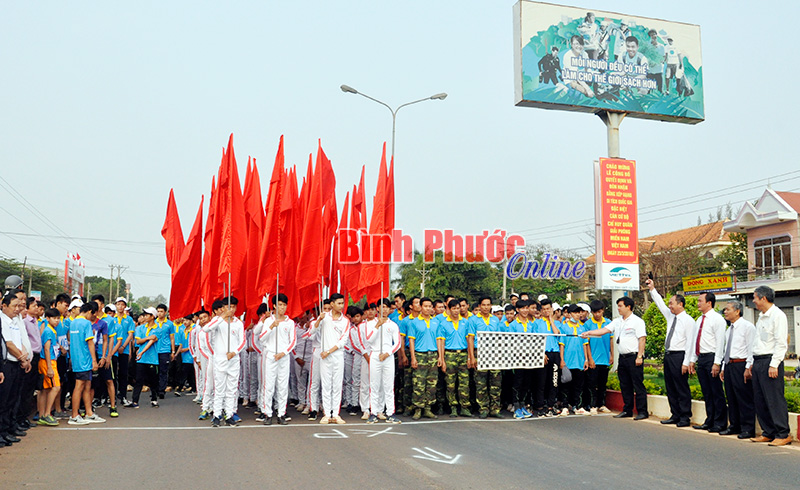 Phó chủ tịch HĐND tỉnh Nguyễn Tiến Dũng phát lệnh chạy hưởng ứng Ngày chạy Olympic vì sức khỏe toàn dân
