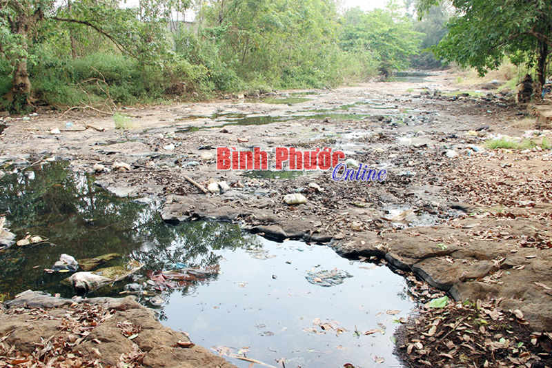 Suối Đắk Woa (đoạn thôn 3, xã Đoàn Kết) - thượng nguồn thác Đứng đang bị cạn kiệt và ô nhiễm vì rác