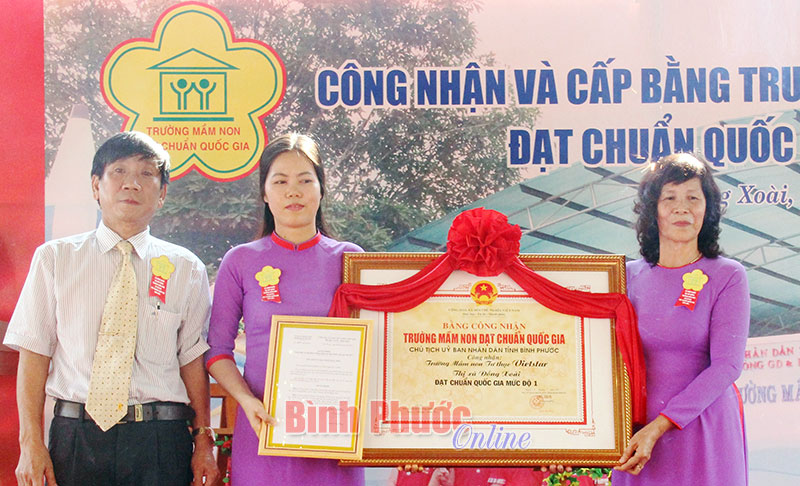 Phó giám đốc Sở Giáo dục và Đào tạo Hồ Hải Thạch trao chứng nhận và Bằng công nhận cho Ban giám hiệu nhà trường