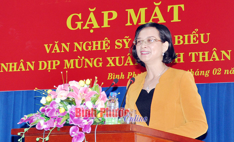 Ủy viên Ban Thường vụ, Trưởng ban Tuyên giáo Tỉnh ủy Trần Tuyết Minh phát biểu tại buổi gặp mặt 
