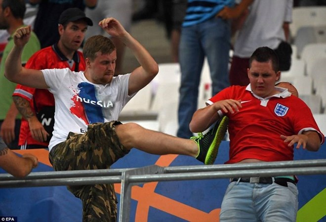 Bạo lực đã bùng nổ sau trận đấu giữa Anh và Nga trên sân Velodrome ở vòng bảng EURO 2016 khi cổ động viên hai đội lao vào ẩu đả dữ dội.