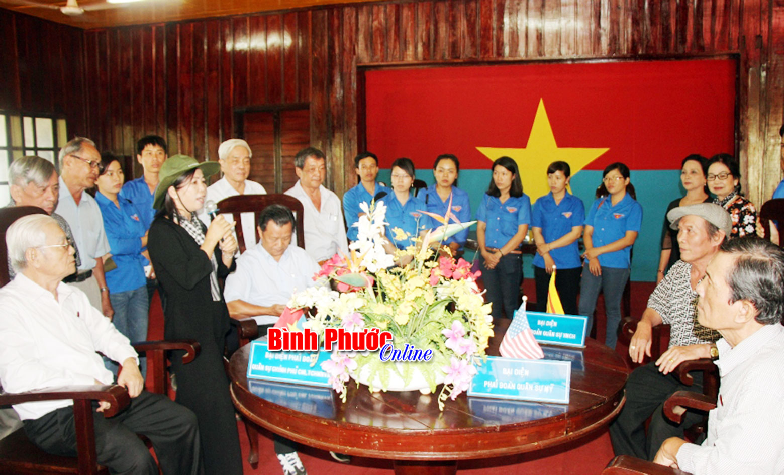 Đoàn viên Chi đoàn Báo Bình Phước và các cán bộ hưu trí TP. Hồ Chí Minh nghe giới thiệu về Nhà giao tế Lộc Ninh